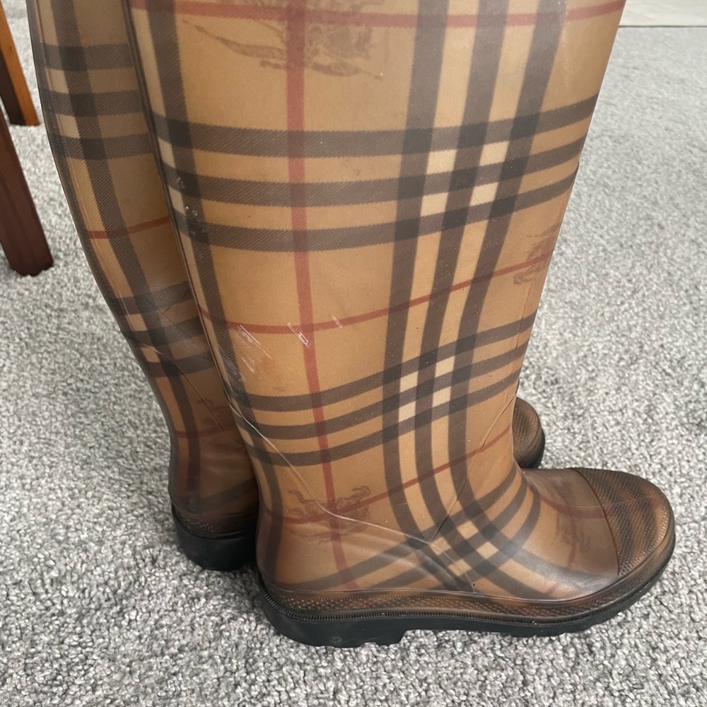 Burberry rain boots - Picture 2 of 11